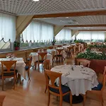 Ξενοδοχείο Aparthotel Holiday 4*