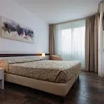 Aparthotel Holiday Отель 4*