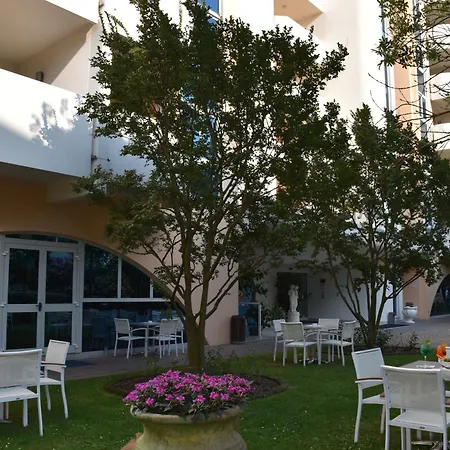 Aparthotel Holiday 4* 비비오네
