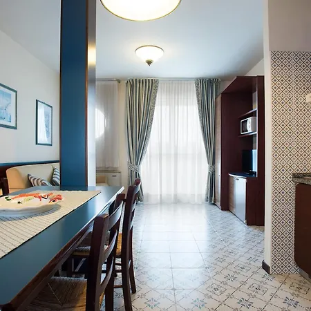 Aparthotel Holiday Μπιμπιόνε