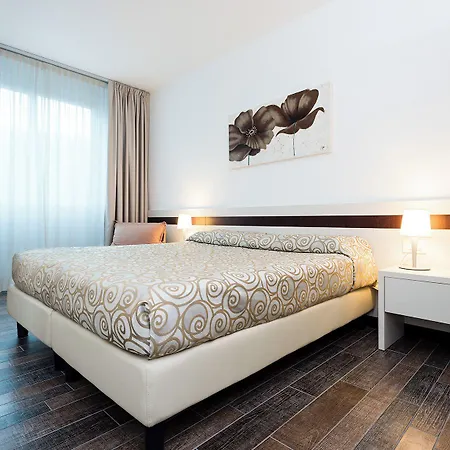 Aparthotel Holiday 4* Bibione