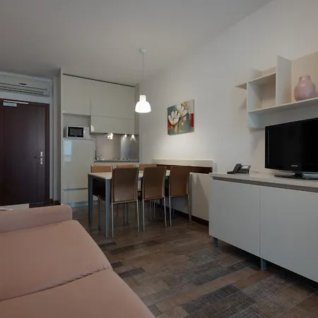 Aparthotel Holiday Μπιμπιόνε