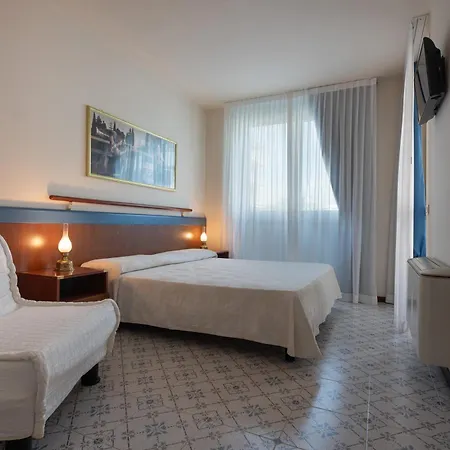 Aparthotel Holiday Бибионе