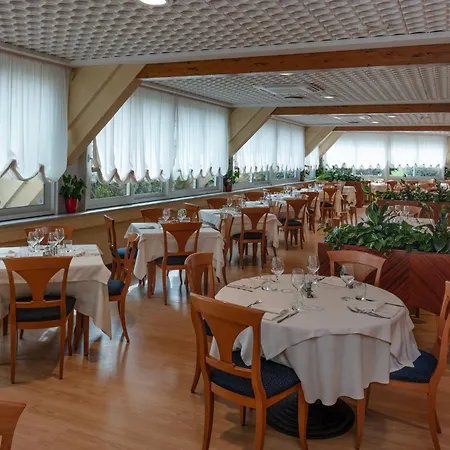 Отель Aparthotel Holiday 4*