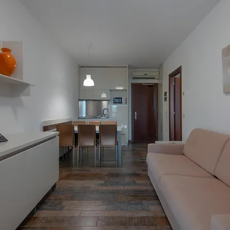 Aparthotel Holiday 4* 비비오네