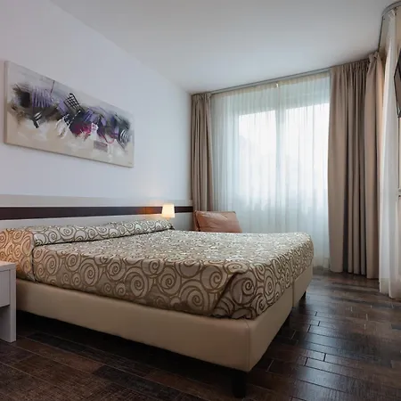 Aparthotel Holiday 호텔 4*