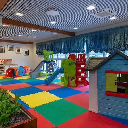 Ξενοδοχείο Aparthotel Holiday 4*