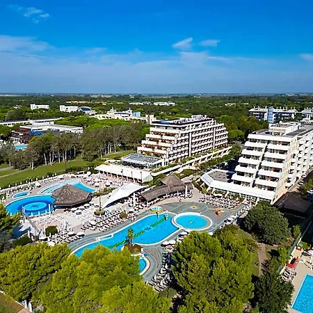 Aparthotel Holiday فندق 4*