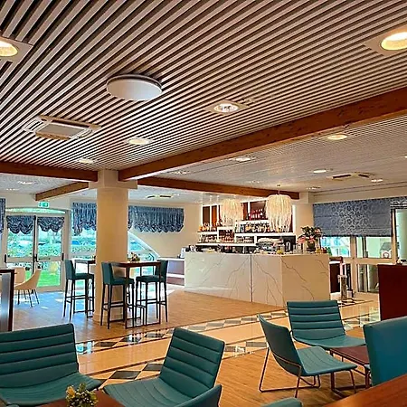 Aparthotel Holiday 4* بيبيوني