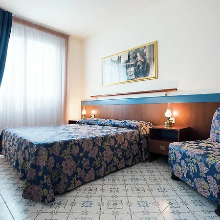 Aparthotel Holiday 호텔 4*