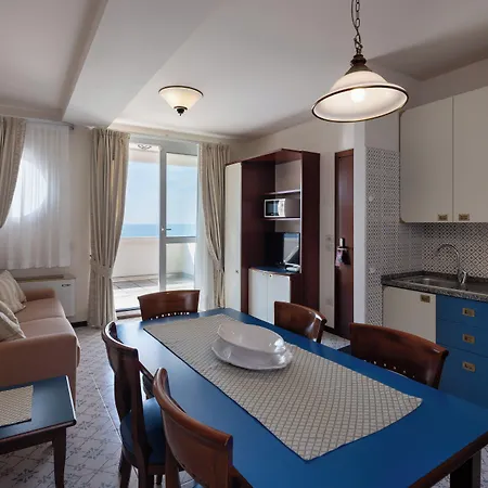 Aparthotel Holiday 4* 비비오네