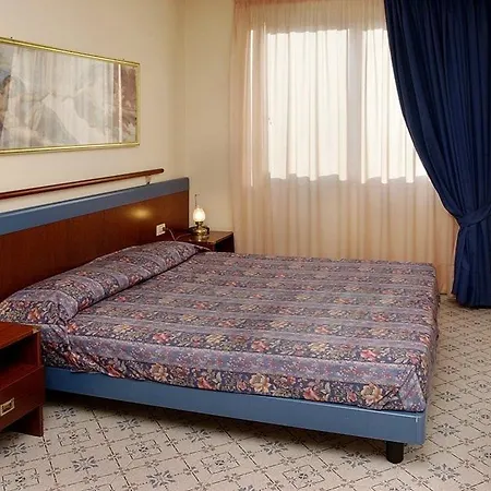 Aparthotel Holiday 호텔 4*
