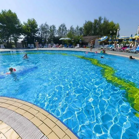 Aparthotel Holiday 4* بيبيوني
