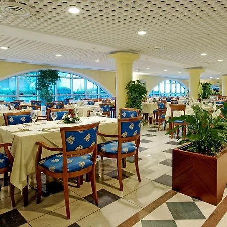 Aparthotel Holiday Szálloda
