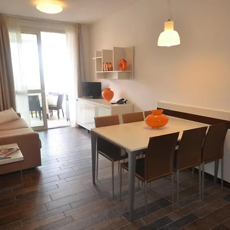 Ξενοδοχείο Aparthotel Holiday 4*