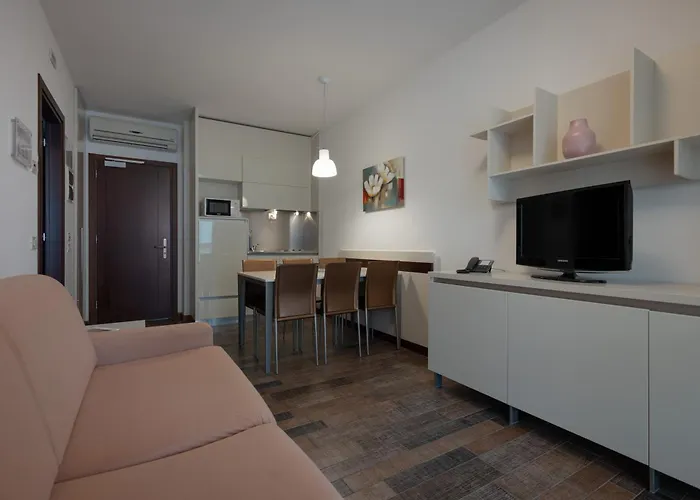Aparthotel Holiday بيبيوني