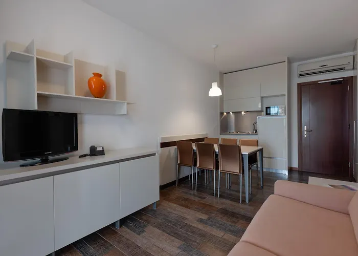 فندق Aparthotel Holiday