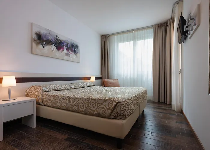 Aparthotel Holiday فندق 4*